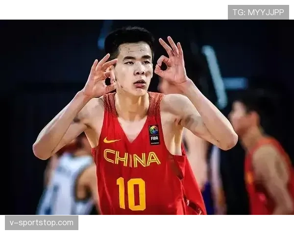 刚刷到郭昊文街拍，随手一件外套的价能养我半年——看球还是看秀啊